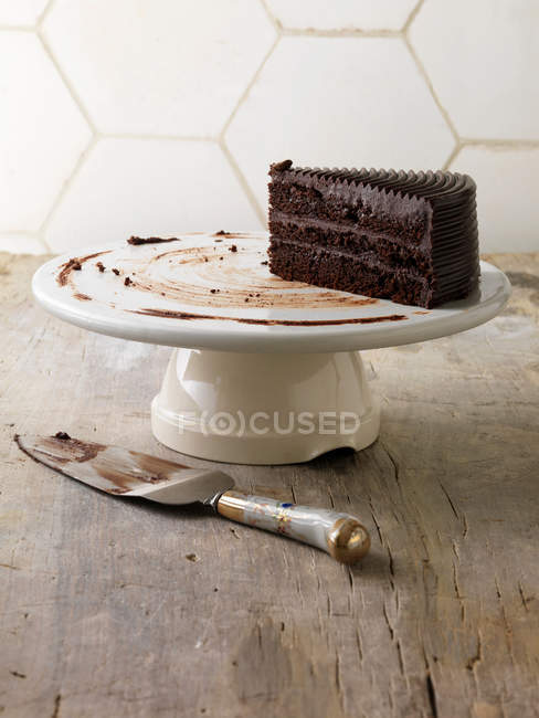 Pastel de chocolate en bandeja de servir - foto de stock
