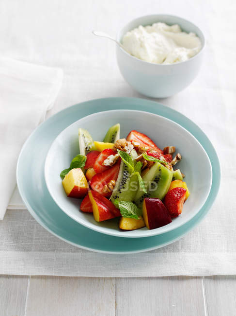 Salada de frutas com iogurte em tigelas — Fotografia de Stock