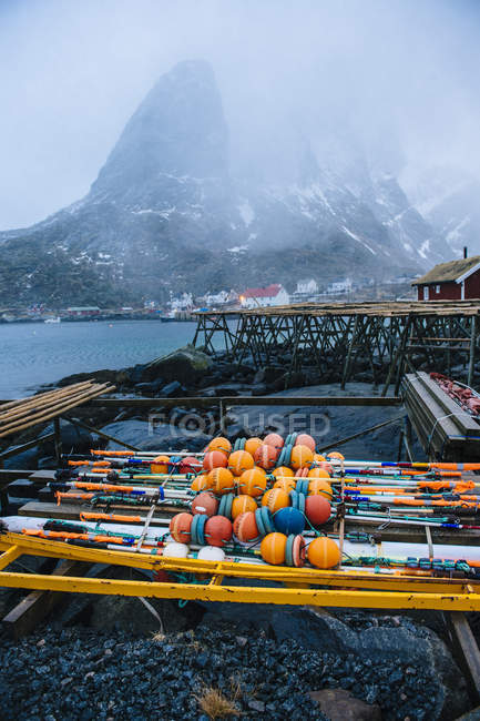 Vista de racks de secagem contra montanhas, Reine, Noruega — Fotografia de Stock