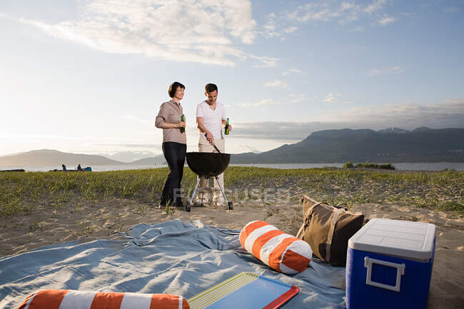 Couple faisant un barbecue sur une île — Photo de stock