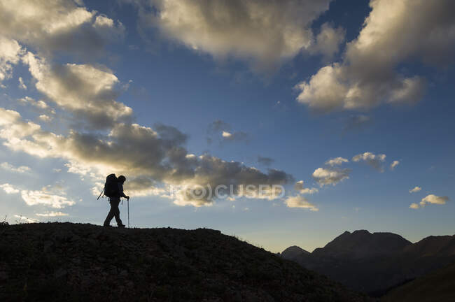Mujer mochilera, Hasley Basin, West Elk Mountains, Colorado, EE.UU. - foto de stock