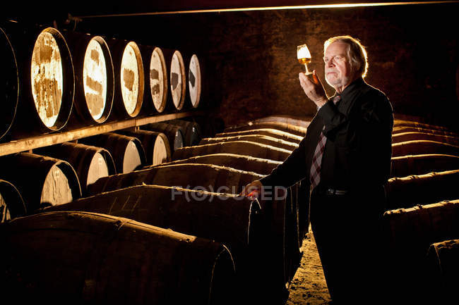 Arbeiter testet Whisky in Brennerei, selektiver Fokus — Stockfoto