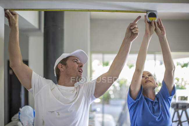 Couple renovating house together — Stock Photo