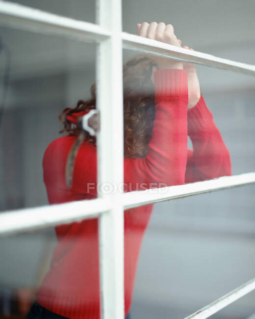 Жінка біля вікна — стокове фото