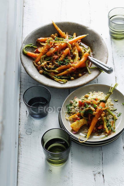 Тарілки з моркви та овочів — стокове фото