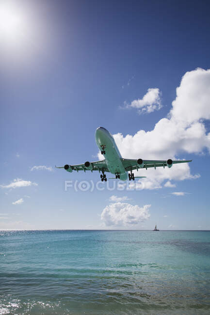 Landung eines Flugzeugs, Mullet Bay, St. Maarten Island, Niederlande — Stockfoto