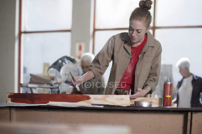 Kapstadt, Südafrika, Frau arbeitet in Holzwerkstatt — Stockfoto