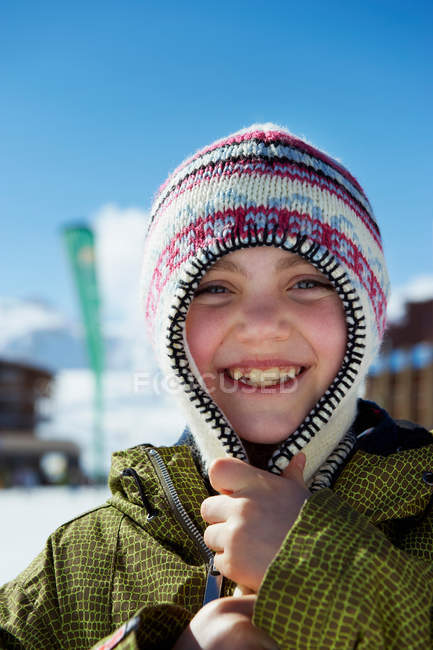 Fille souriante portant bonnet tricoté — Photo de stock