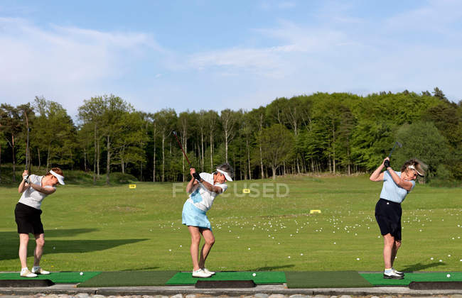 Women at golf driving range — Stock Photo