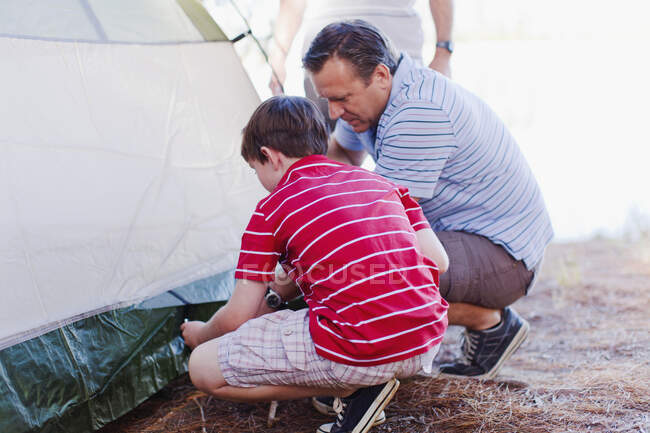 Vater und Sohn bauen gemeinsam ein Zelt auf — Stockfoto