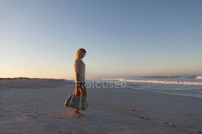 Girl on the Beach — Stock Photo