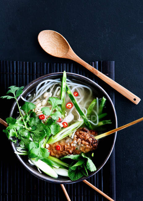 Bol de soupe vietnamienne aux nouilles — Photo de stock