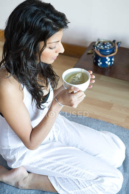 Mujeres bebiendo té verde - foto de stock