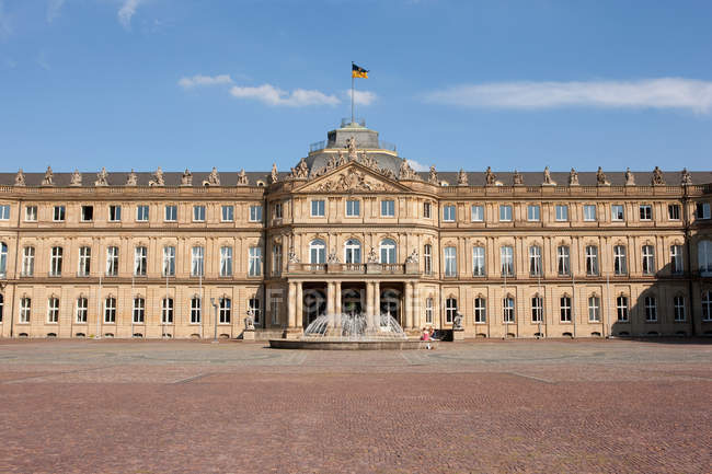 Novo palácio com céu nublado no fundo, Stuttgart, Alemanha — Fotografia de Stock