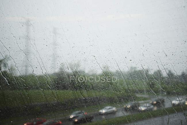 Blick durch das Fenster der Autobahn und des Verkehrs an einem regnerischen Tag — Stockfoto