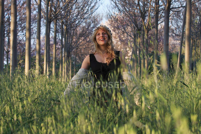 Mujer caminando en hierba alta - foto de stock