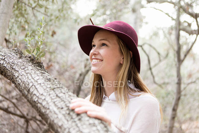 Молода жінка насолоджується природою, посміхаючись — стокове фото