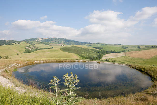Estanque y campos cerca de Volterra - foto de stock