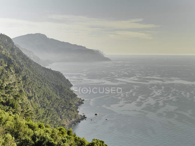 Grüne Berge an der Küste auf Mallorca, Spanien — Stockfoto