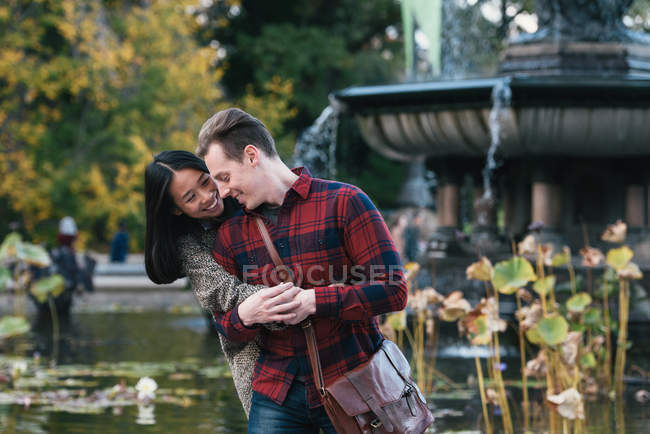 Середині дорослих пара тримаючись за руки на Bethesda фонтан у центральному парку, Нью-Йорк, США — стокове фото