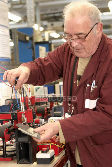 Electrical engineer working in shop — Stock Photo