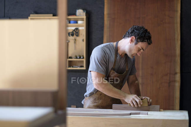Carpinteiro em sua oficina — Fotografia de Stock