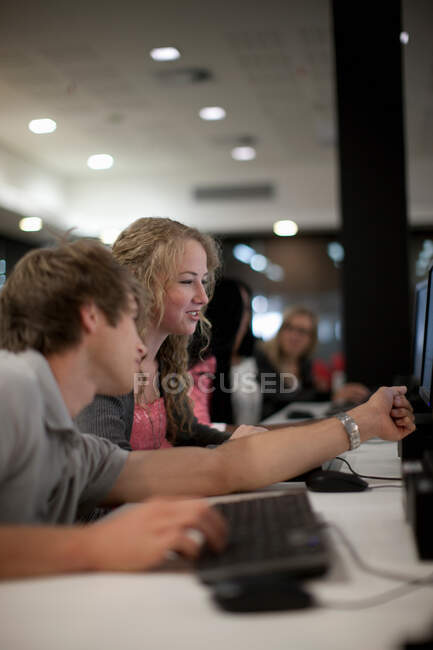 Estudiantes usando computadoras en clase - foto de stock