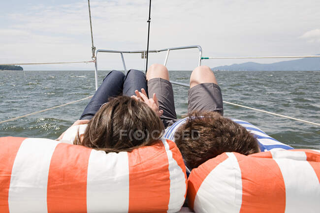 Pareja relajándose en un barco - foto de stock