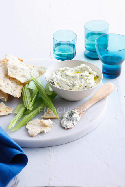 Plate of cheese, crackers and celery — Stock Photo