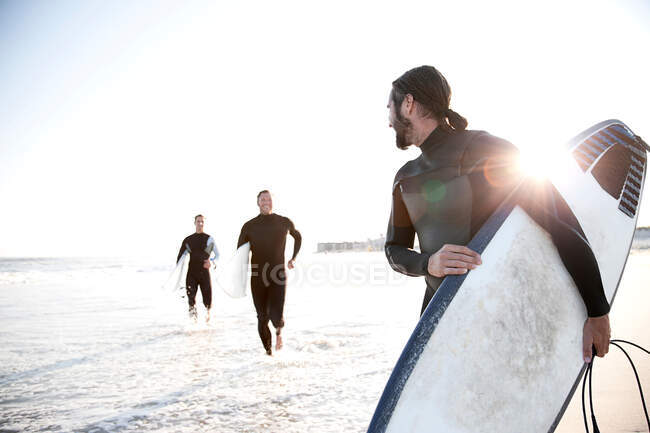 Drei Surfer am Strand — Stockfoto