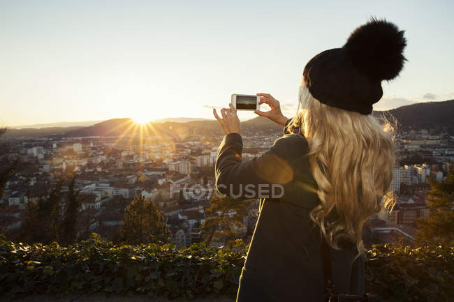 Mulher adulta média tirar foto no telefone, Graz, Estíria, Áustria — Fotografia de Stock