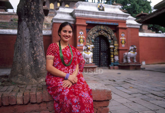 Porträt einer nepalesischen Frau, die vor dem Tempel sitzt, Kathmandu, Nepal — Stockfoto
