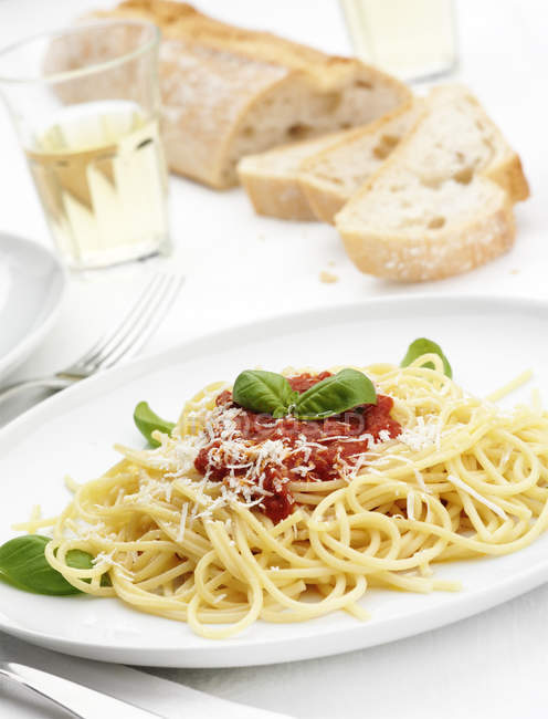 Bowl of spaghetti with tomato sauce, basil and cheese — Stock Photo