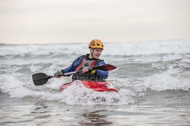 Jeune homme kayak de mer — Photo de stock