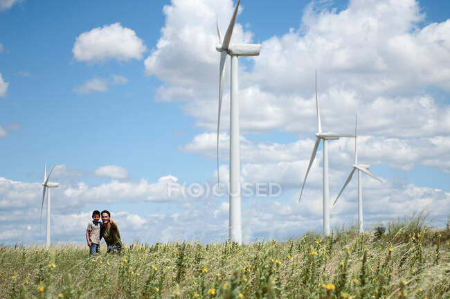 Padre e figlio in un parco eolico — Foto stock