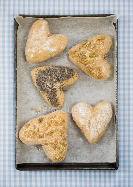 Rolos de pão em forma de coração na bandeja — Fotografia de Stock