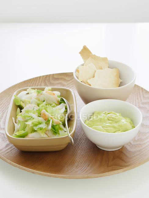 Salat mit Hummerfleisch, Sahne in Schüssel und Fladenbrot — Stockfoto