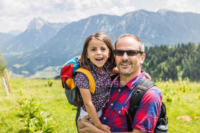 Retrato del padre con la hija contra las montañas, Tirol, Austria - foto de stock