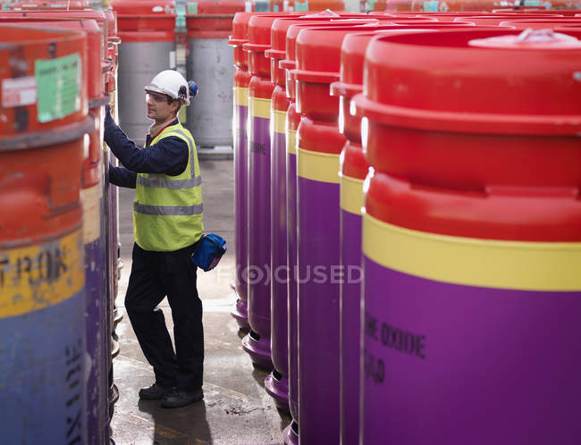 Port Worker Inspecting Containers — Stock Photo