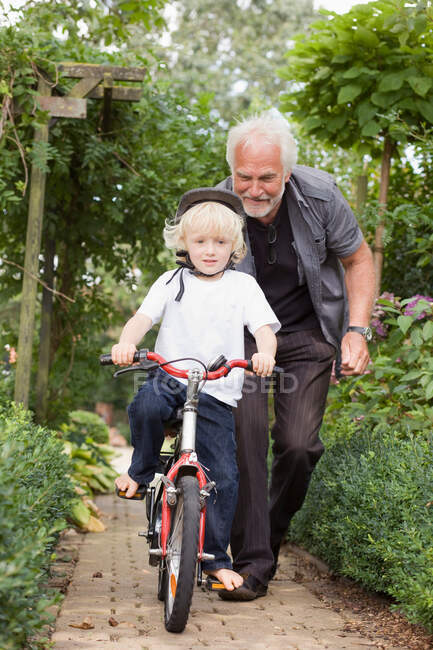 Learning to ride a bicycle — Stock Photo