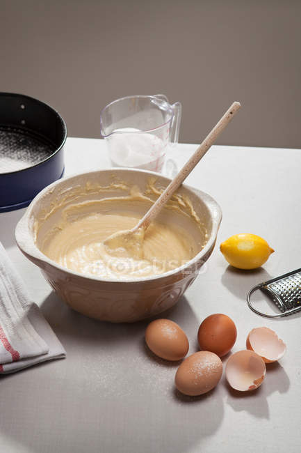 Тесто в миске на столе — стоковое фото