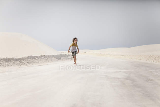 Junge läuft auf weißem Sand Nationalpark, alamogordo, New Mexico, USA — Stockfoto