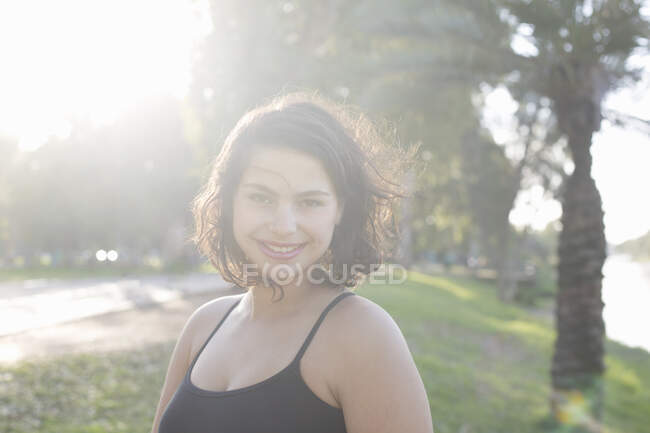 Jovem mulher desfrutando parque — Fotografia de Stock
