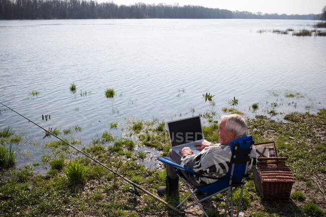Senior Homme adulte pêche — Photo de stock