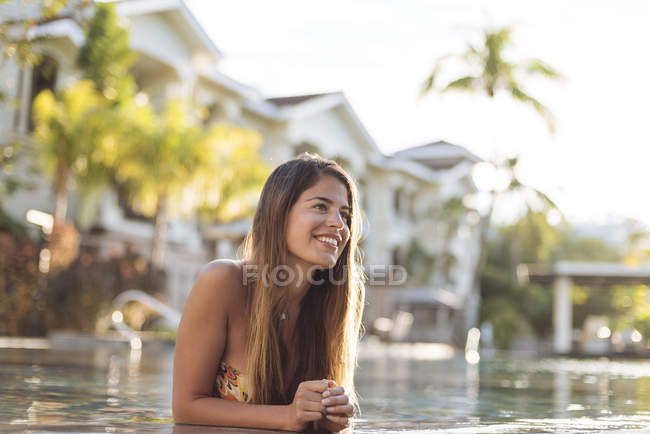 Молодая женщина у бассейна, остров Панай, Висайас, Филиппины — стоковое фото