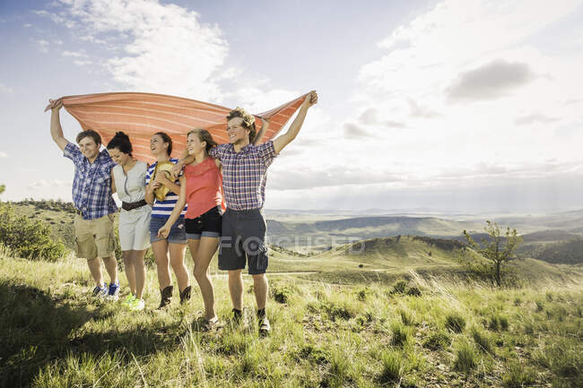 Ragazza adolescente e amici adulti che reggono coperta, Bridger, Montana, Stati Uniti d'America — Foto stock