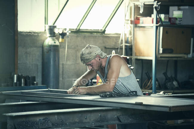 Carpintero trabajando en taller - foto de stock