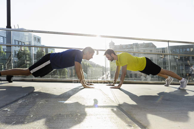 Male runners doing push ups, Munich, Germany — Stock Photo