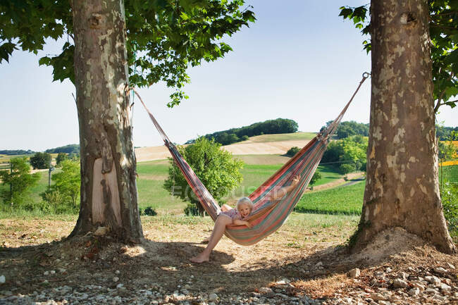 Mother and daughter relaxing in hammock — Stock Photo