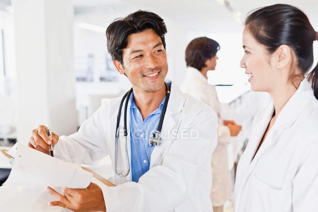 Arzt liest Kollegen seine Notizen vor — Stockfoto